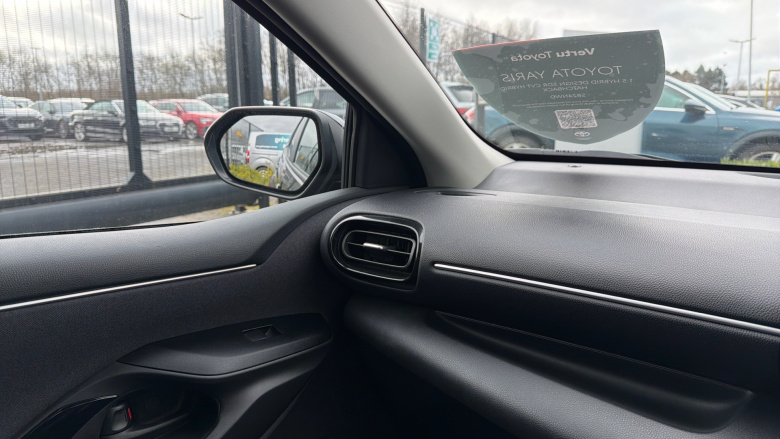 Toyota Yaris 1.5 Hybrid Design 5dr CVT Hybrid Hatchback